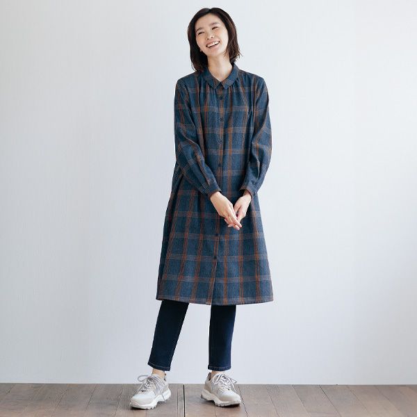 大きな格子柄のシャツワンピース