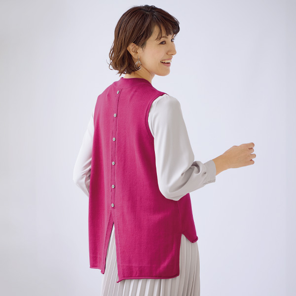 後ろ飾りボタンニットベスト