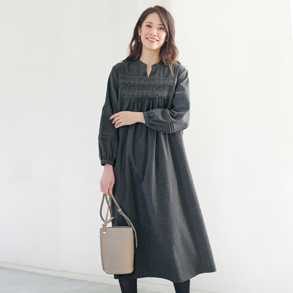 胸元レース＆タックワンピース