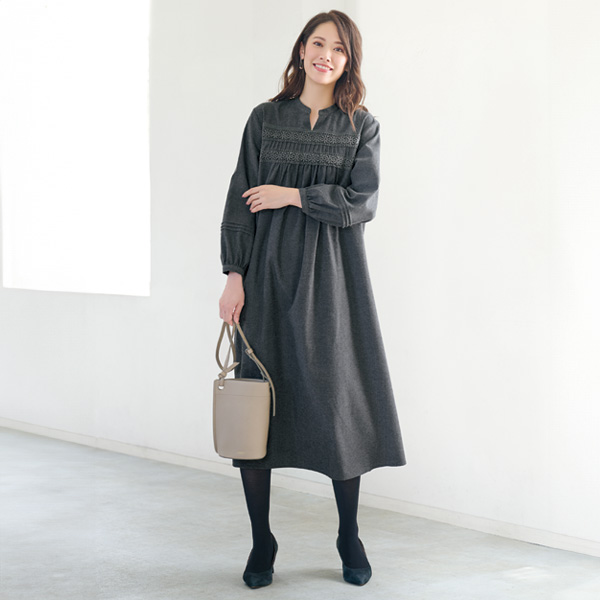 胸元レース＆タックワンピース