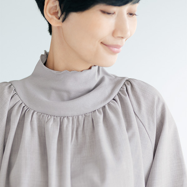 異素材ラウンド切替えフレアブラウス