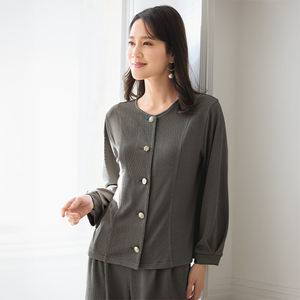 ブローチ風ボタン使いセットアップ