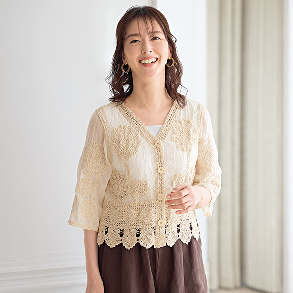 コード刺しゅうブラウス