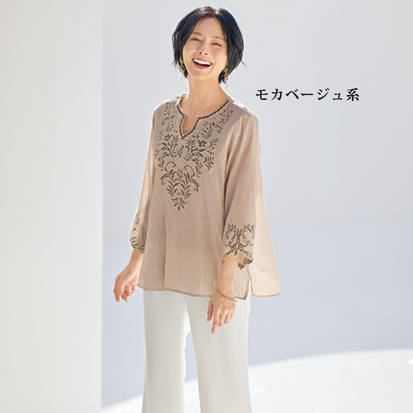 パネル刺しゅうキーネックブラウス