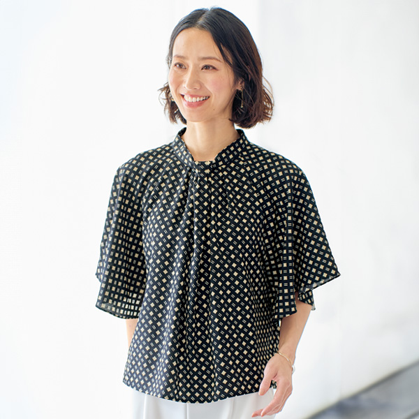 幾何学柄プリントブラウス