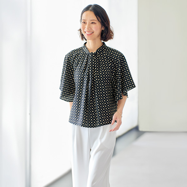 幾何学柄プリントブラウス