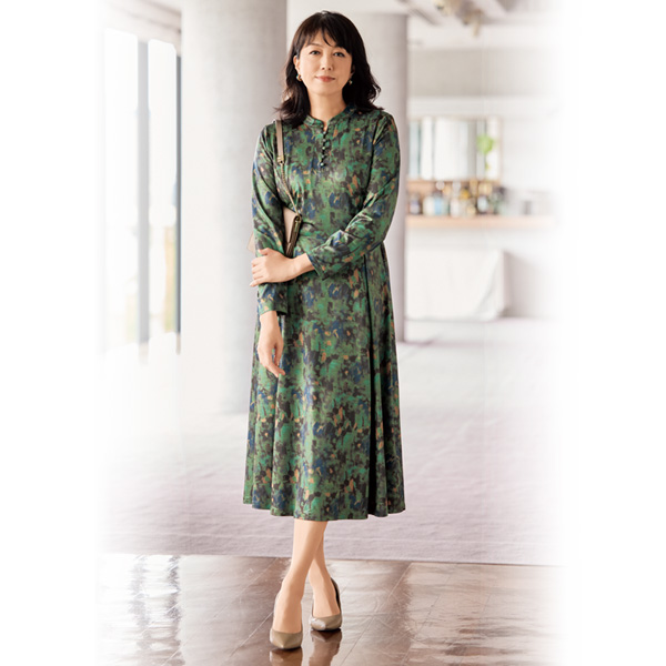 くるみボタン使い ストレッチプリントワンピース