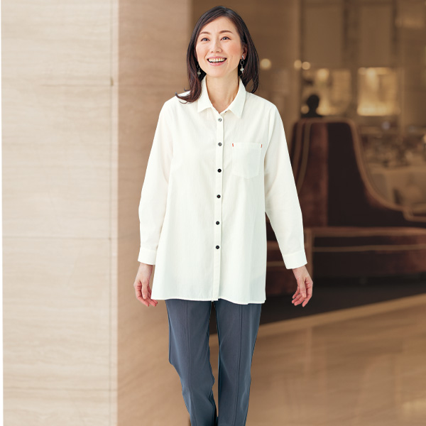 アクセントボタン使いシャツ