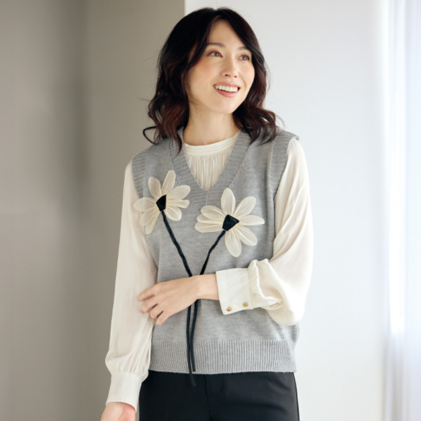 花モチーフ付ニットベスト