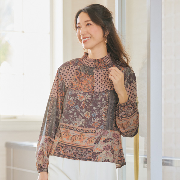 シャーリング襟プリントブラウス