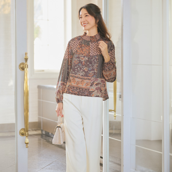 シャーリング襟プリントブラウス