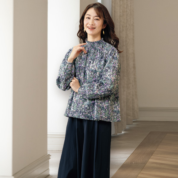 シャーリング襟プリントブラウス