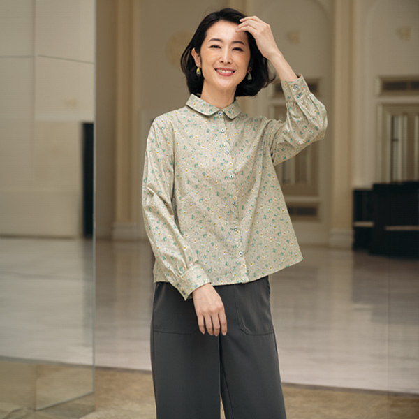 丸襟花柄ブラウス
