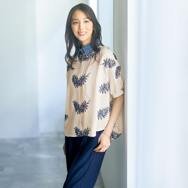 デニム襟使い刺しゅうブラウス