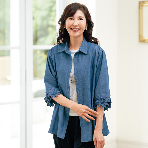 モチーフ刺しゅう使いデニムブラウス