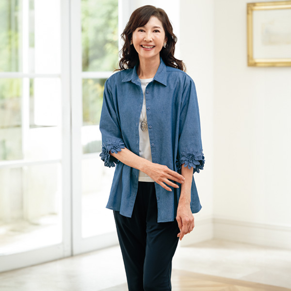 モチーフ刺しゅう使いデニムブラウス