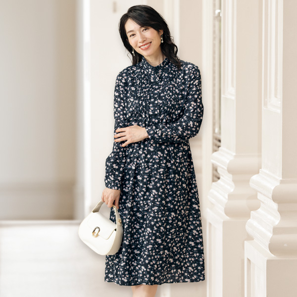 胸元ピンタック入りプリントワンピース