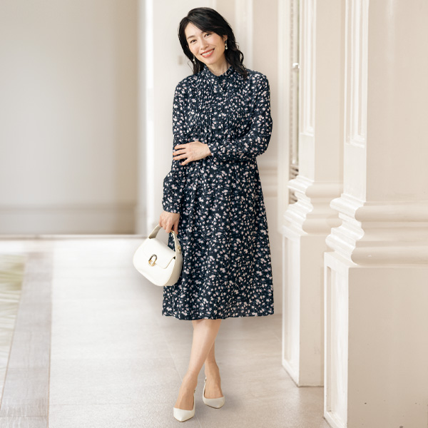 胸元ピンタック入りプリントワンピース