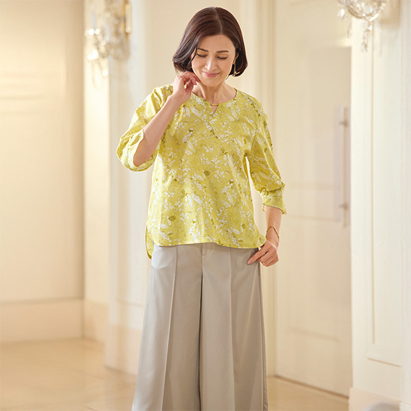 綿100％メタルプレート付ボタニカル柄ブラウス