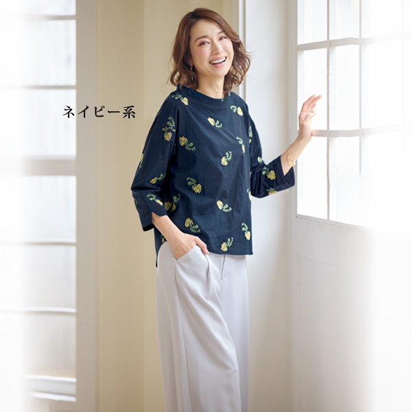 お花刺しゅうハイネックブラウス