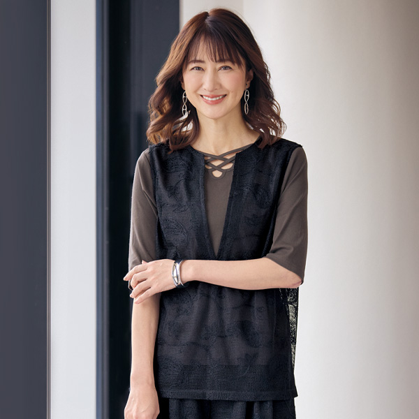 ペイズリー柄総刺しゅう深Vネックベスト