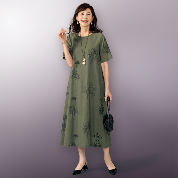 花柄刺しゅうロングワンピース（ネックレス付）