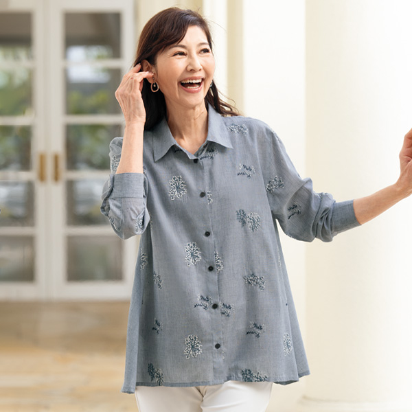 綿混シャンブレー刺しゅう使いブラウス