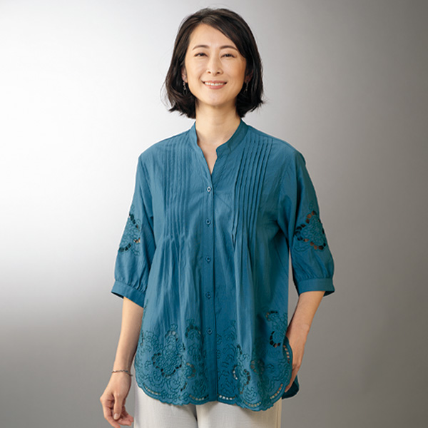 ピンタック使い刺しゅう使いブラウス