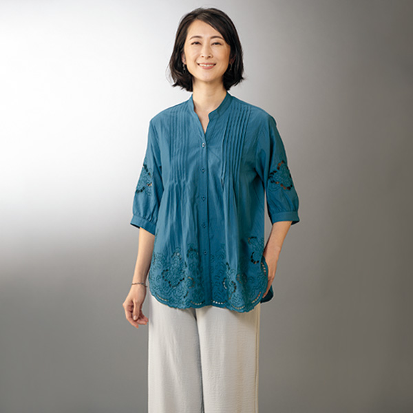 ピンタック使い刺しゅう使いブラウス