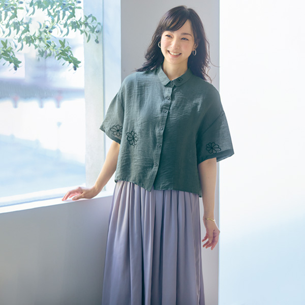 刺しゅう使いクロップドブラウス