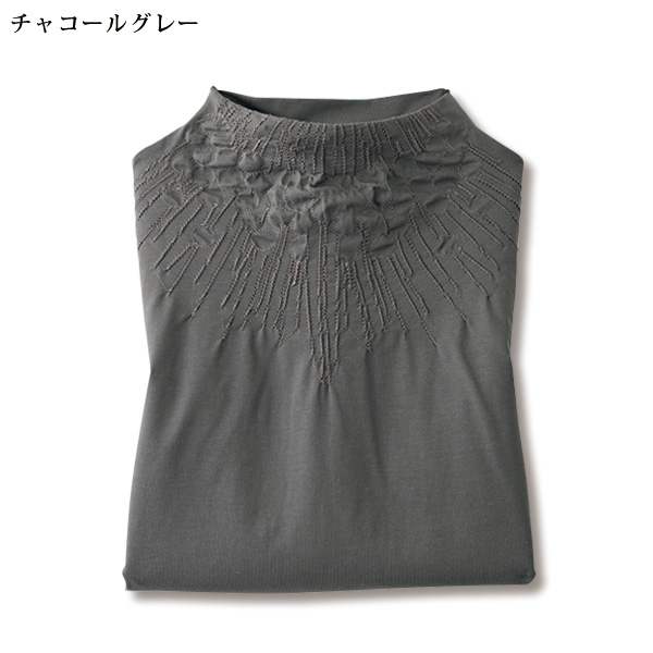 襟元刺しゅう使いボトルネックカットソープルオーバー