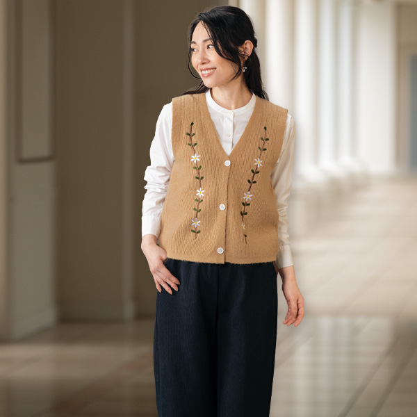 花柄刺しゅうニットベスト