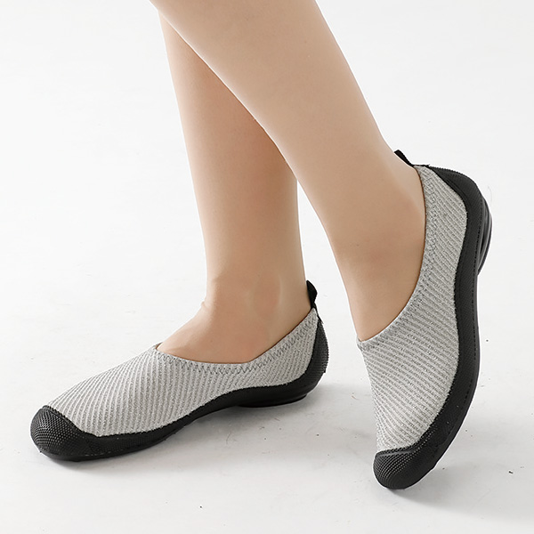 幅広ワイズの伸び楽ストレッチパンプス シルバーベージュ