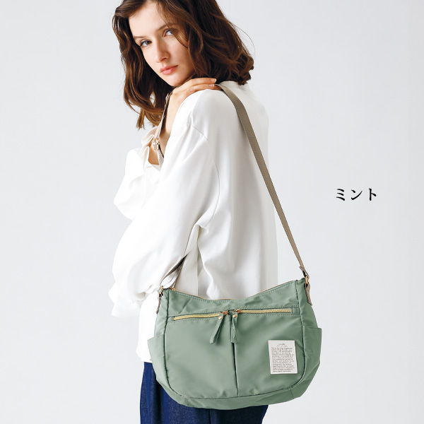ポケット豊富なショルダーバッグ