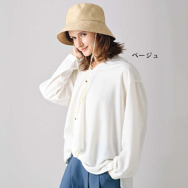 肩に掛けられるアゴ紐付ハット