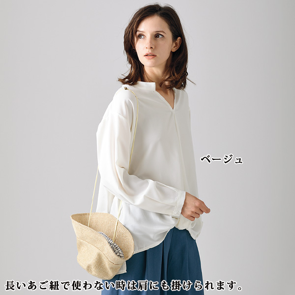 肩に掛けられるアゴ紐付ハット