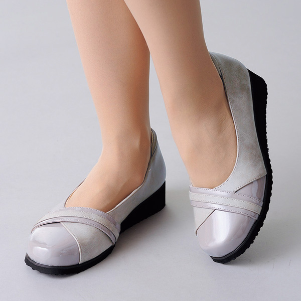 幅広軽量クロスデザインパンプス