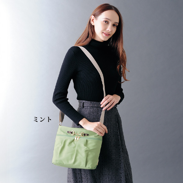 前金具ショルダーバッグ