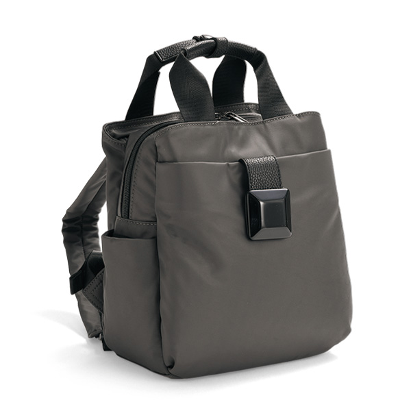 ナイロンスクエアリュック