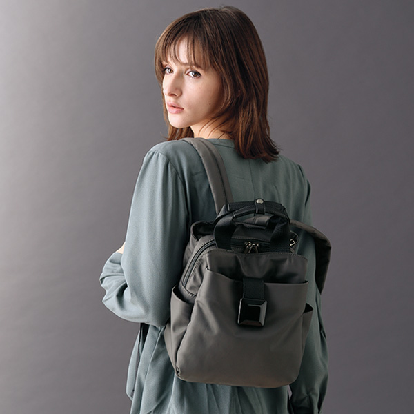 ナイロンスクエアリュック