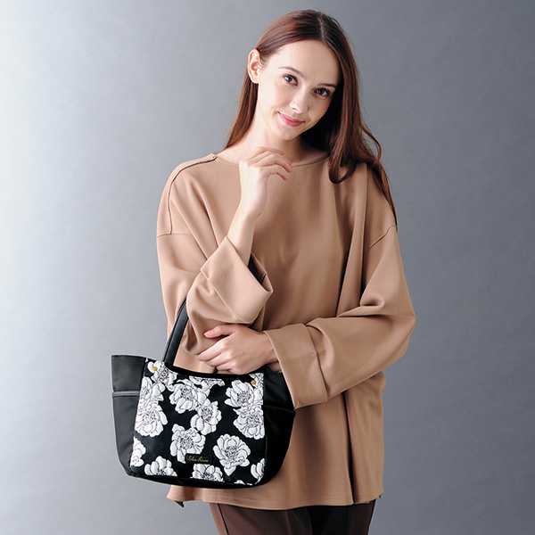 バラモチーフ配色手提げバッグ