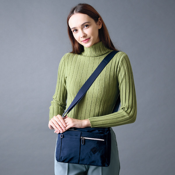 シワナイロン軽量多ポケットショルダーバッグ