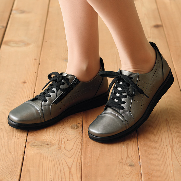 羊革使いパンチングスニーカー