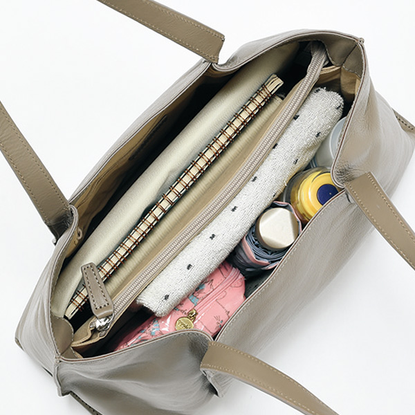 牛革タックトートバッグ