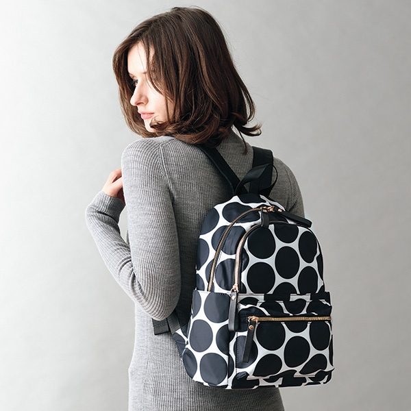 モノトーンドット柄リュック