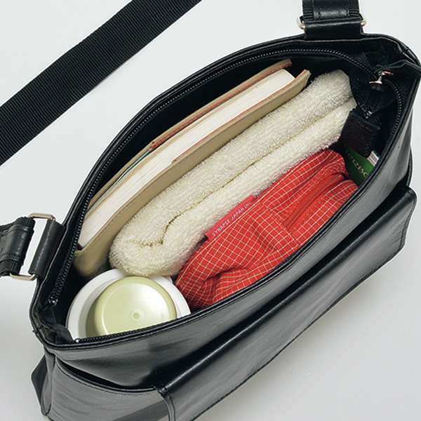 日本製牛革軽量ボディバッグ