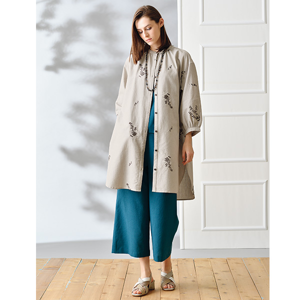 シャンブレー刺しゅうバンドカラーワンピース