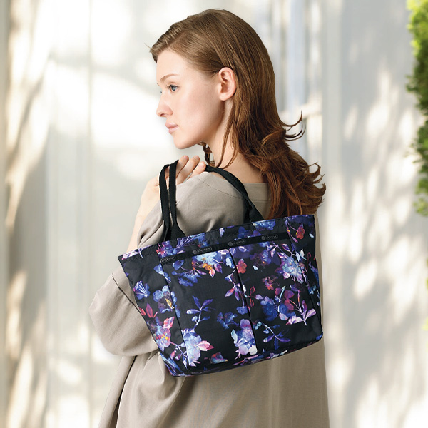 レスポートサック フローラルプリントトートバッグ（ポーチ付） LeSportsac