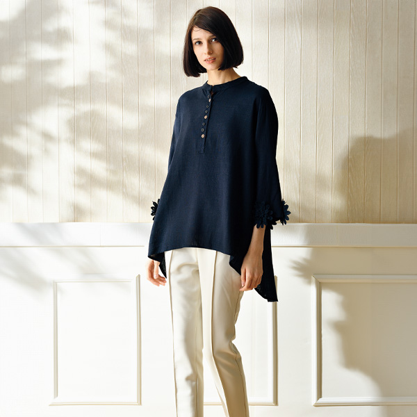 袖レース使い麻混ブラウス