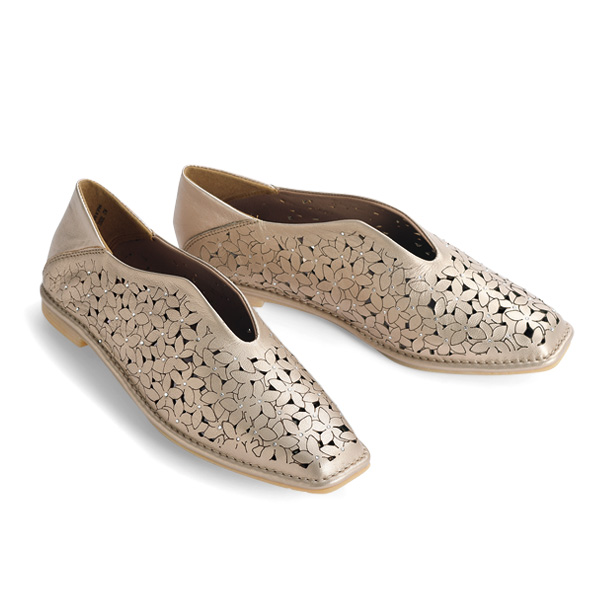 山羊革カッティングラインストーンパンプス